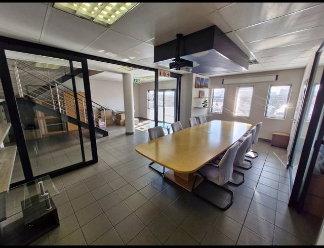 1,350M² WAREHOUSE TO LET IN JET PARK